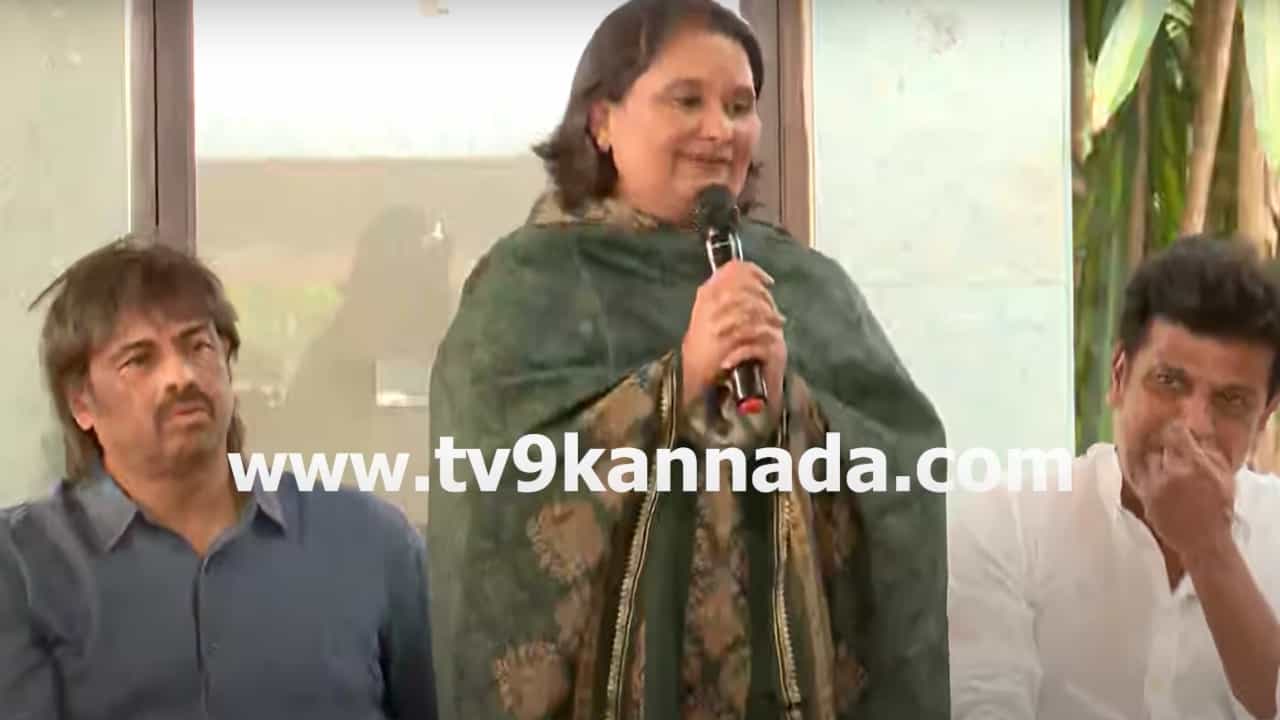 ‘ನಾನು ಚಿತ್ರರಂಗದ ಪರವಾಗಿ ನಿಲ್ತೀನಿ’; ಭರವಸೆ ಕೊಟ್ಟ ಗೀತಾ ಶಿವರಾಜ್ಕುಮಾರ್ ‘ನಾನು ಚಿತ್ರರಂಗದ ಪರವಾಗಿ ನಿಲ್ತೀನಿ’; ಭರವಸೆ ಕೊಟ್ಟ ಗೀತಾ ಶಿವರಾಜ್ಕುಮಾರ್