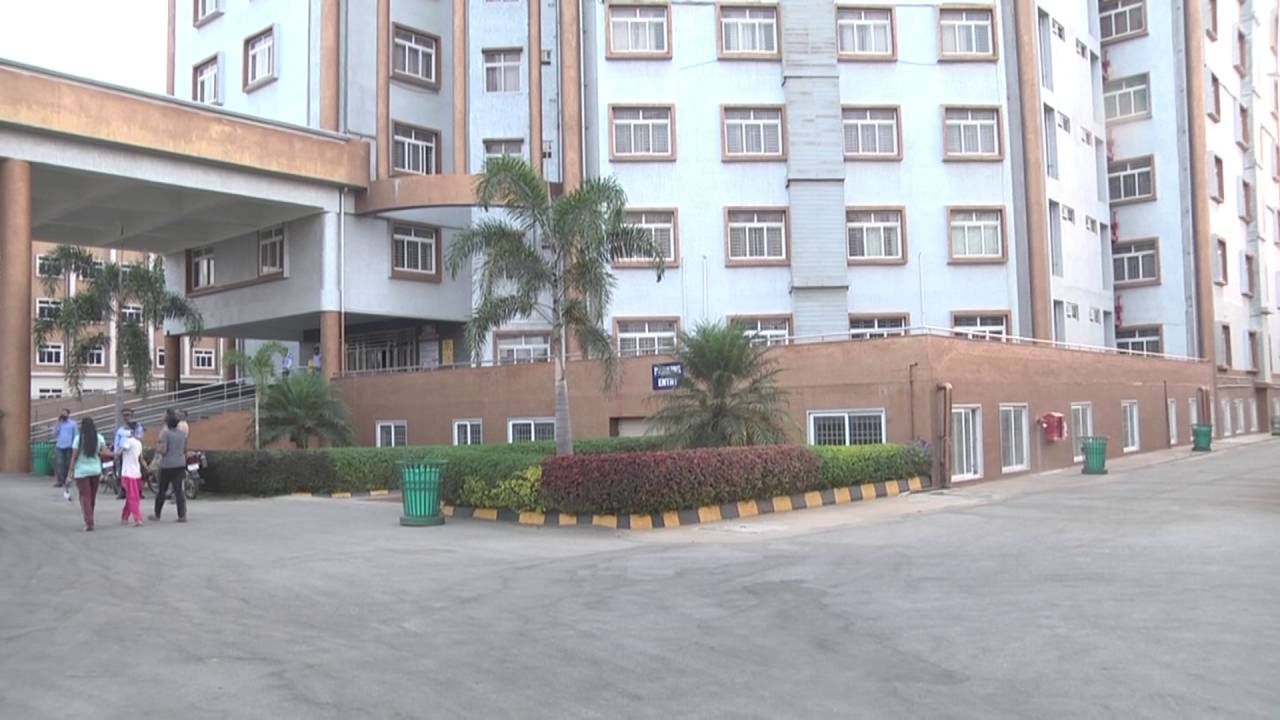 Gitam University: ಹಾಸ್ಟೆಲ್ ಮಹಡಿಯಿಂದ ಬಿದ್ದು ವಿದ್ಯಾರ್ಥಿ ಸಾವು, 4 ತಿಂಗಳಲ್ಲಿ ಇದು ಮೂರನೇ ವಿದ್ಯಾರ್ಥಿ ಬಲಿ Gitam University: ಹಾಸ್ಟೆಲ್ ಮಹಡಿಯಿಂದ ಬಿದ್ದು ವಿದ್ಯಾರ್ಥಿ ಸಾವು, 4 ತಿಂಗಳಲ್ಲಿ ಇದು ಮೂರನೇ ವಿದ್ಯಾರ್ಥಿ ಬಲಿ