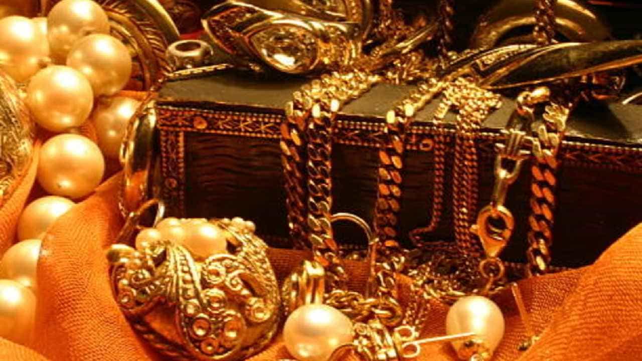 Gold Silver Price on 1st March: ಬೆಳ್ಳಿ ಬೆಲೆ ಏರಿಕೆ; ಚಿನ್ನದ ದರದಲ್ಲಿ ವ್ಯತ್ಯಯ ಇಲ್ಲ; ಇಲ್ಲಿದೆ ಇವತ್ತಿನ ದರಪಟ್ಟಿ Gold Silver Price on 1st March: ಬೆಳ್ಳಿ ಬೆಲೆ ಏರಿಕೆ; ಚಿನ್ನದ ದರದಲ್ಲಿ ವ್ಯತ್ಯಯ ಇಲ್ಲ; ಇಲ್ಲಿದೆ ಇವತ್ತಿನ ದರಪಟ್ಟಿ
