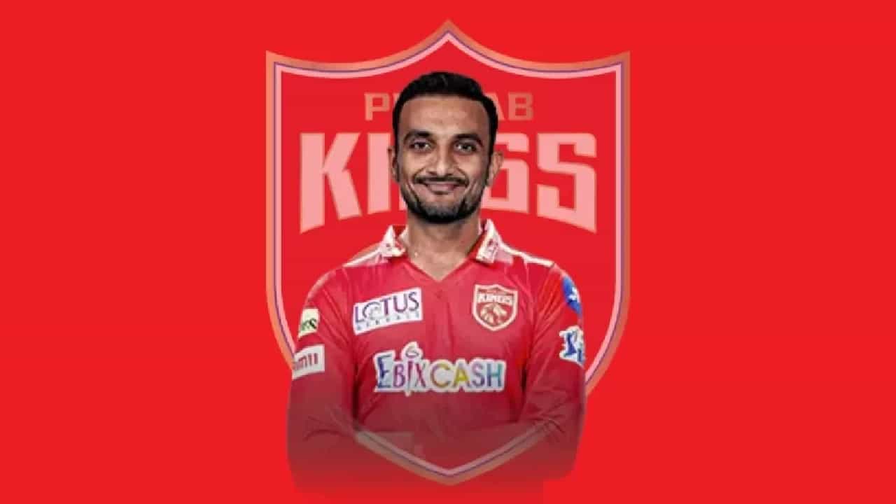 ಈ ಬಾರಿಯ ಐಪಿಎಲ್ (IPL 2024) ಹರಾಜಿನಲ್ಲಿ ಕಾಣಿಸಿಕೊಂಡಿದ್ದ ಹರ್ಷಲ್ ಪಟೇಲ್ (Harshal Patel) ಅವರನ್ನು ಪಂಜಾಬ್ ಕಿಂಗ್ಸ್ ಫ್ರಾಂಚೈಸಿಯು ಬರೋಬ್ಬರಿ 11.75 ಕೋಟಿ ರೂ. ನೀಡಿ ಖರೀದಿಸಿತ್ತು. ಈ ದುಬಾರಿ ಖರೀದಿಯೂ ಇದೀಗ ಪಂಜಾಬ್ ಕಿಂಗ್ಸ್ ಪಾಲಿಗೆ ದುಬಾರಿಯಾಗಿ ಪರಿಣಮಿಸುತ್ತಿದೆ. ಇದಕ್ಕೆ ಸಾಕ್ಷಿಯೇ ಕಳೆದ ಮೂರು ಪಂದ್ಯಗಳಲ್ಲಿನ ಹರ್ಷಲ್ ಅವರ ಪ್ರದರ್ಶನ.
