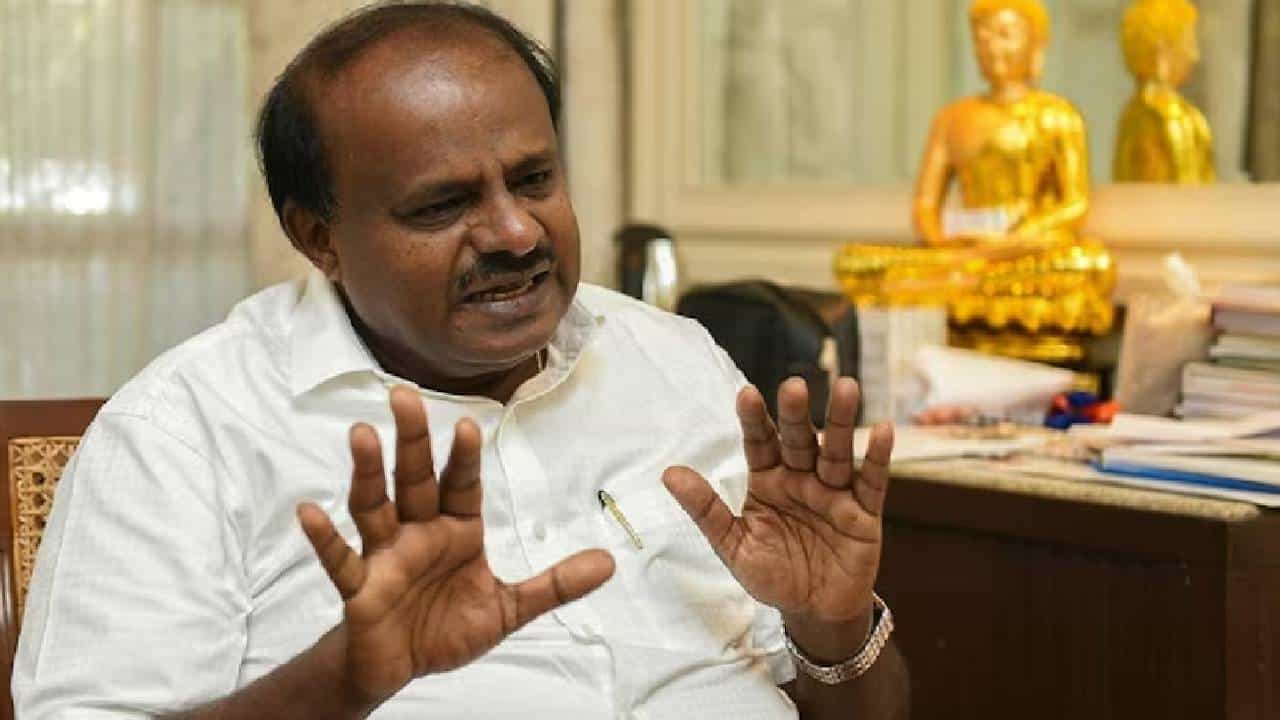 ಗ್ಯಾರೆಂಟಿ ಸಮಾವೇಶ: ಸಿದ್ದರಾಮಯ್ಯ ವಿರುದ್ಧ ಹೆಚ್ಡಿ ಕುಮಾರಸ್ವಾಮಿ ವಾಗ್ದಾಳಿ ಗ್ಯಾರೆಂಟಿ ಸಮಾವೇಶ: ಸಿದ್ದರಾಮಯ್ಯ ವಿರುದ್ಧ ಹೆಚ್ಡಿ ಕುಮಾರಸ್ವಾಮಿ ವಾಗ್ದಾಳಿ