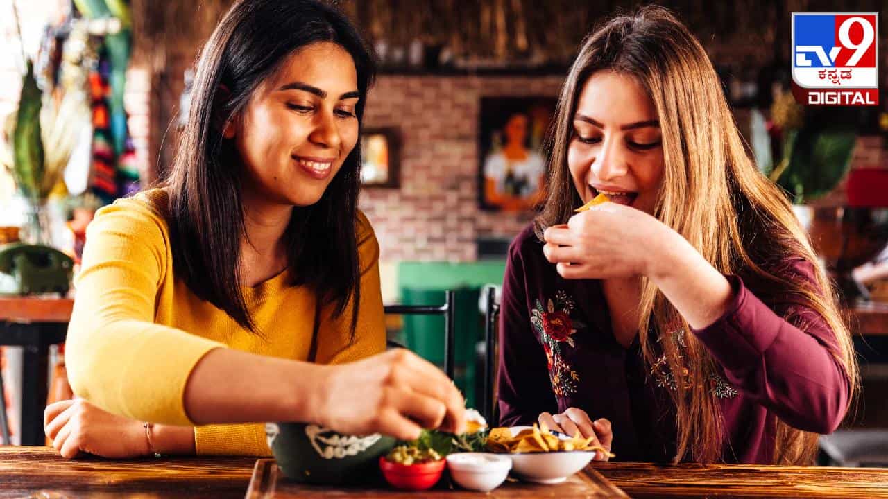 Health Tips: ಆರೋಗ್ಯವಾಗಿರಲು ಎಷ್ಟು ಬಾರಿ ಆಹಾರ ತಿನ್ನಬೇಕು? ತಜ್ಞರ ಸಲಹೆ ಇಲ್ಲಿದೆ Health Tips: ಆರೋಗ್ಯವಾಗಿರಲು ಎಷ್ಟು ಬಾರಿ ಆಹಾರ ತಿನ್ನಬೇಕು? ತಜ್ಞರ ಸಲಹೆ ಇಲ್ಲಿದೆ