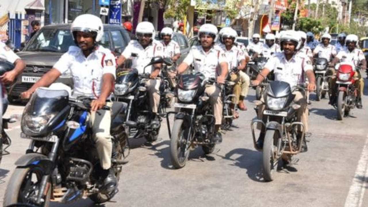 ರಾಜ್ಯಾದ್ಯಂತ ಎಲ್ಲ ಪೊಲೀಸ್ ಸಿಬ್ಬಂದಿಗೆ ಹೆಲ್ಮೆಟ್ ಕಡ್ಡಾಯ: ಅಲೋಕ್ ಕುಮಾರ್ ಆದೇಶ ರಾಜ್ಯಾದ್ಯಂತ ಎಲ್ಲ ಪೊಲೀಸ್ ಸಿಬ್ಬಂದಿಗೆ ಹೆಲ್ಮೆಟ್ ಕಡ್ಡಾಯ: ಅಲೋಕ್ ಕುಮಾರ್ ಆದೇಶ