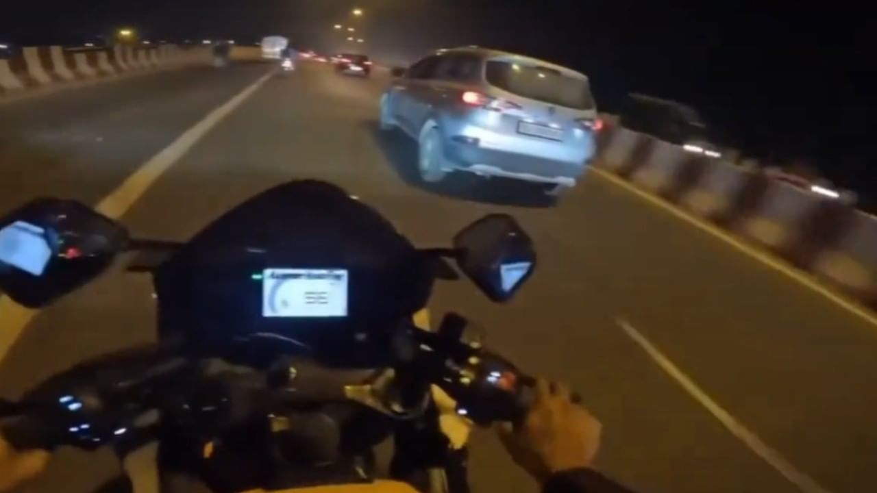 ದೆಹಲಿ: ಬೈಕ್ಗೆ ಡಿಕ್ಕಿ ಹೊಡೆದ ಕಾರನ್ನು ಹಿಂಬಾಲಿಸಿದ ಬೈಕ್ ಸವಾರರು; ಹಿಟ್ ಆ್ಯಂಡ್ ರನ್ ಘಟನೆ ವಿಡಿಯೊದಲ್ಲಿ ಸೆರೆ