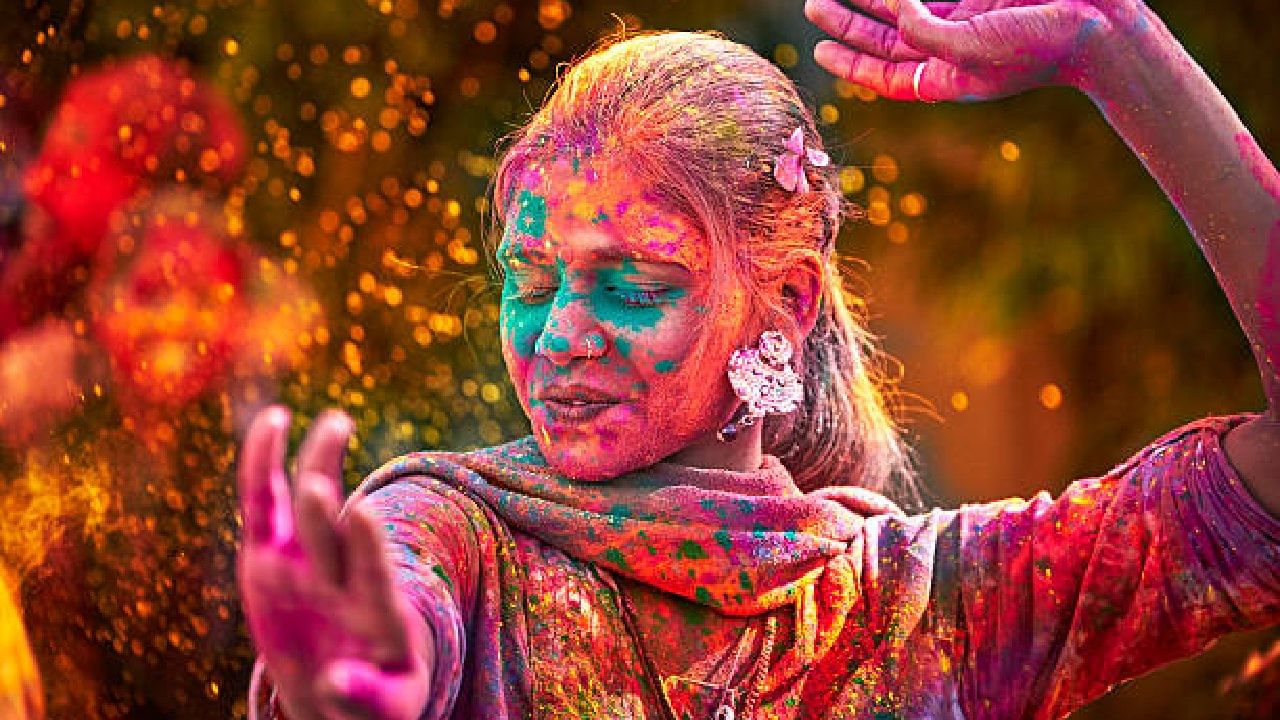 ಹೋಳಿ ಹಬ್ಬದಲ್ಲಿ ಮೈಗಂಟಿದ ಬಣ್ಣವನ್ನು ಸುಲಭವಾಗಿ ಕ್ಲೀನ್ ಮಾಡುವುದು ಹೇಗೆ? ಹೋಳಿ ಹಬ್ಬದಲ್ಲಿ ಮೈಗಂಟಿದ ಬಣ್ಣವನ್ನು ಸುಲಭವಾಗಿ ಕ್ಲೀನ್ ಮಾಡುವುದು ಹೇಗೆ?