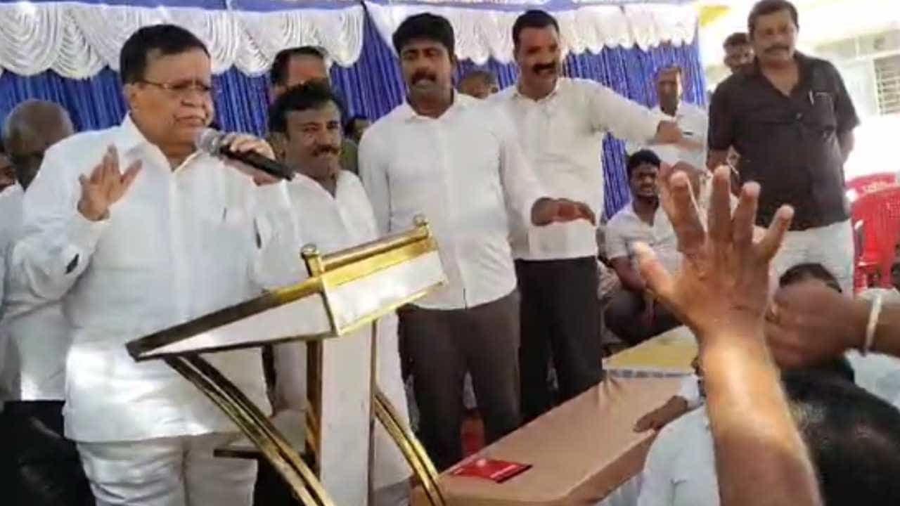 ಹಾಸನ ಕಾಂಗ್ರೆಸ್ ಸಭೆಯಲ್ಲಿ ಗಲಾಟೆ: ಪರಸ್ಪರ ತಳ್ಳಾಡಿಕೊಂಡ ಕಾರ್ಯಕರ್ತರು, ಸಚಿವ ರಾಜಣ್ಣಗೆ ಅವಾಜ್ ಹಾಸನ ಕಾಂಗ್ರೆಸ್ ಸಭೆಯಲ್ಲಿ ಗಲಾಟೆ: ಪರಸ್ಪರ ತಳ್ಳಾಡಿಕೊಂಡ ಕಾರ್ಯಕರ್ತರು, ಸಚಿವ ರಾಜಣ್ಣಗೆ ಅವಾಜ್