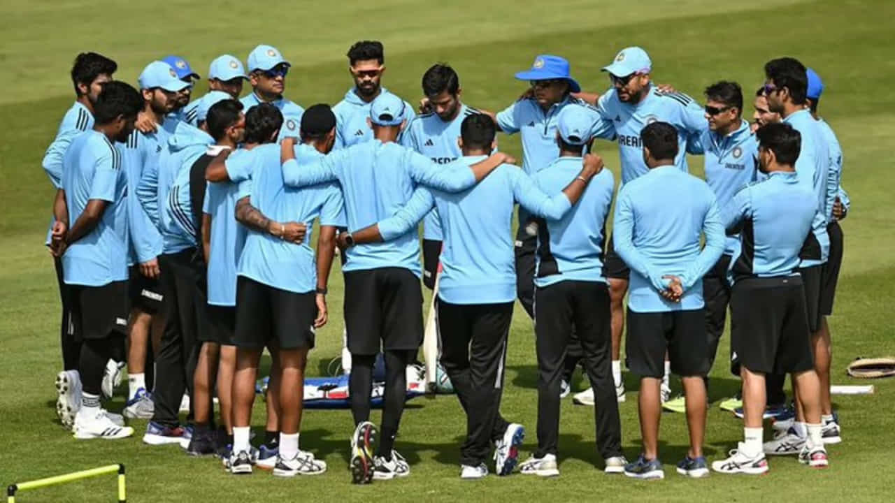 2023 ರ ಏಕದಿನ ವಿಶ್ವಕಪ್ ಫೈನಲ್ನಲ್ಲಿ ಸೋತು ಪ್ರಶಸ್ತಿಯಿಂದ ವಂಚಿತವಾಗಿದ್ದ ಟೀಂ ಇಂಡಿಯಾ, ಈ ವರ್ಷ ನಡೆಯಲ್ಲಿರುವ ಟಿ20 ವಿಶ್ವಕಪ್ ಮೇಲೆ ಕಣ್ಣಿಟ್ಟಿದೆ. ಈ ಚುಟುಕು ವಿಶ್ವ ಸಮರದಲ್ಲಿ ಟೀಂ ಇಂಡಿಯಾವನ್ನು ರೋಹಿತ್ ಮುನ್ನಡೆಸುವುದು ಖಚಿತವಾಗಿದೆ. ಆದರೆ ಆಡುವ ಹನ್ನೊಂದರ ಬಳಗದಲ್ಲಿ ಯಾರು ಆಡುತ್ತಾರೆ ಎಂಬುದು ಕುತೂಹಲ ಮೂಡಿಸಿದೆ.