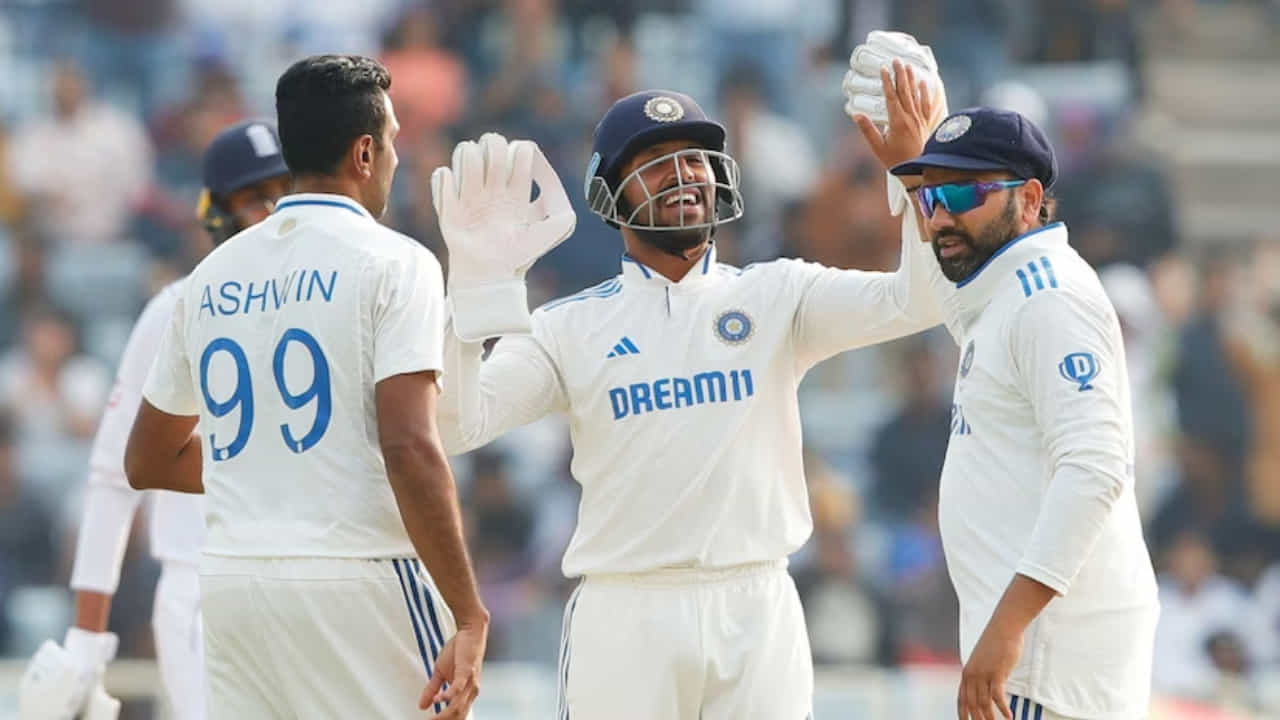ಪ್ರಸ್ತುತ ನಡೆಯುತ್ತಿರುವ ಇಂಗ್ಲೆಂಡ್ ವಿರುದ್ಧದ ಟೆಸ್ಟ್ ಸರಣಿಯನ್ನು ಟೀಂ ಇಂಡಿಯಾ ಗೆದ್ದು ಬೀಗಿದೆ. ಅಲ್ಲದೆ ತವರಿನಲ್ಲಿ ತನ್ನ ಅಜೇಯ ಗೆಲುವಿನ ಓಟವನ್ನು ಮುಂದುವರೆಸಿರುವ ಭಾರತಕ್ಕೆ ಇದು 17ನೇ ಟೆಸ್ಟ್ ಸರಣಿ ಗೆಲುವಾಗಿದೆ. ಈ ಮೂಲಕ ತವರಿನಲ್ಲಿ ಅತಿ ಹೆಚ್ಚು ಟೆಸ್ಟ್ ಸರಣಿಗಳನ್ನು ಗೆದ್ದ ತಂಡಗಳ ಪಟ್ಟಿಯಲ್ಲಿ ಟೀಂ ಇಂಡಿಯಾಗೆ 2ನೇ ಸ್ಥಾನ ಲಭಿಸಿದೆ.