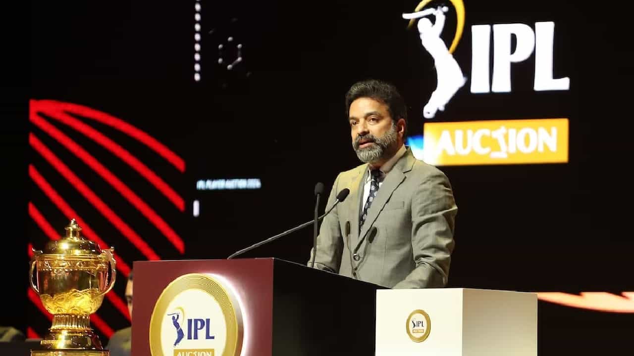 ಇಂಡಿಯನ್ ಪ್ರೀಮಿಯರ್ ಲೀಗ್ (IPL 2024) ಸೀಸನ್ 17 ಆರಂಭಕ್ಕೂ ಮುನ್ನವೇ IPL 2025 ರ ಬಿಗ್ ಅಪ್ಡೇಟ್ವೊಂದು ಹೊರಬಿದ್ದಿದೆ. ಐಪಿಎಲ್ 2025 ಕ್ಕಾಗಿ ಆಟಗಾರರ ಮೆಗಾ ಹರಾಜು ನಡೆಯಲಿದೆ ಎಂದು ಐಪಿಎಲ್ ಅಧ್ಯಕ್ಷ ಅರುಣ್ ಧುಮಾಲ್ ದೃಢಪಡಿಸಿದ್ದಾರೆ. ಹೀಗಾಗಿ ಮುಂದಿನ ವರ್ಷ ಎಲ್ಲಾ ತಂಡಗಳು ಬದಲಾಗುವುದು ಬಹುತೇಕ ಖಚಿತ ಎಂದೇ ಹೇಳಬಹುದು.