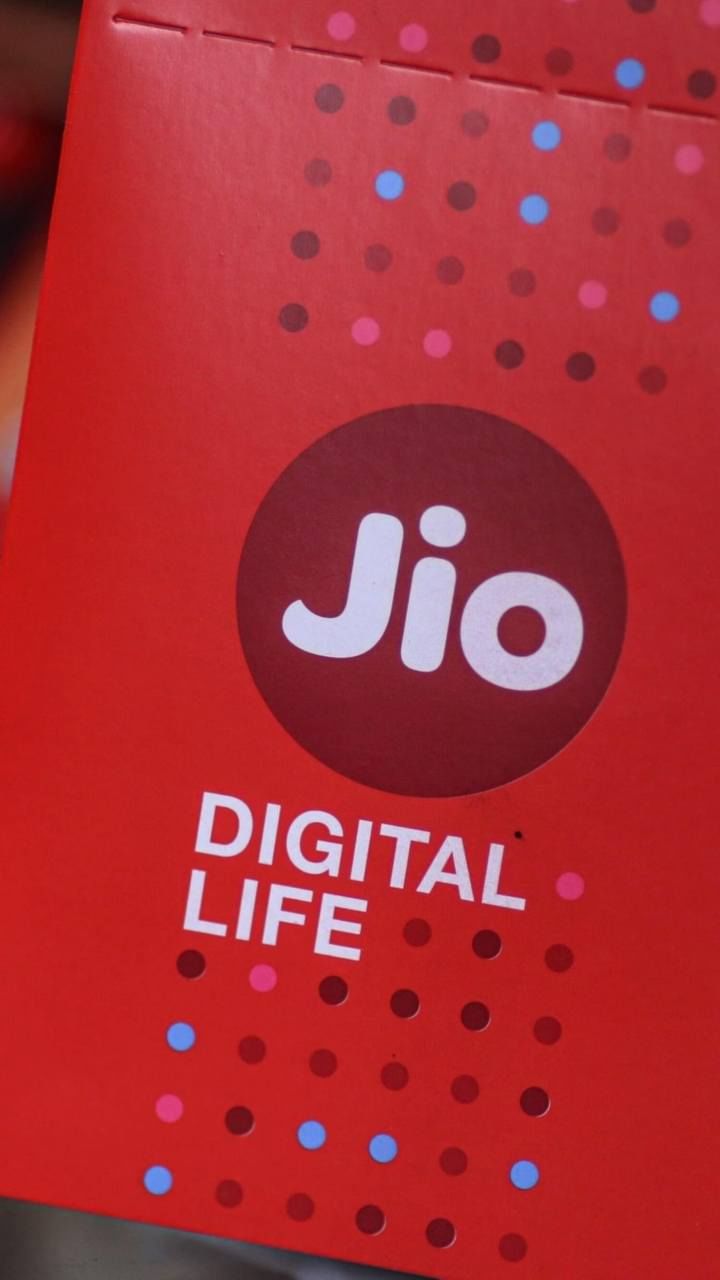 ಈ ಜಿಯೋ ಪ್ರಿಪೇಯ್ಡ್ ಯೋಜನೆಯೊಂದಿಗೆ, ನೀವು ಪ್ರತಿದಿನ 2.5GB ಡೇಟಾ, ಅನಿಯಮಿತ ಧ್ವನಿ ಕರೆ ಮತ್ತು 100 SMS ನ ಪ್ರಯೋಜನವನ್ನು ಪಡೆಯುತ್ತೀರಿ.