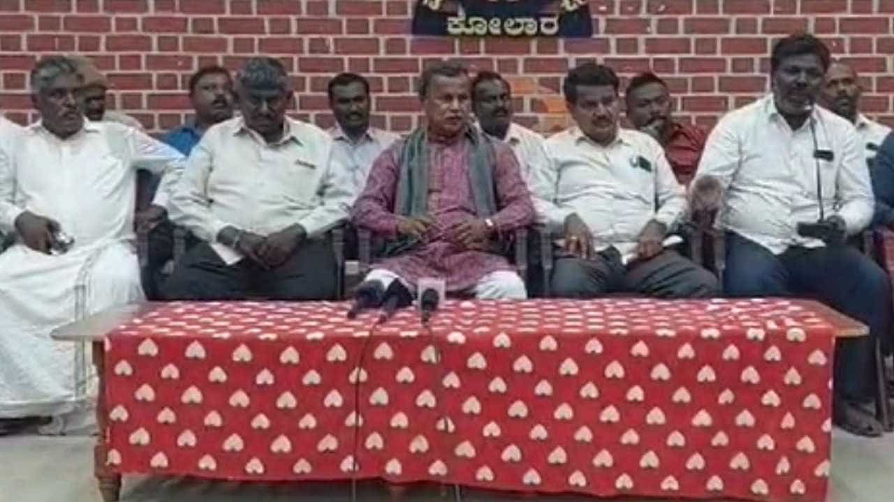 ಕೋಲಾರ ಕೈ ಟಿಕೆಟ್ ಕೋಲಾಹಲ: ರಮೇಶ್ ಕುಮಾರ್ ಬಣಕ್ಕೆ ಮುನಿಯಪ್ಪ ಬಣದಿಂದ ಕೌಂಟರ್ ಕೋಲಾರ ಕೈ ಟಿಕೆಟ್ ಕೋಲಾಹಲ: ರಮೇಶ್ ಕುಮಾರ್ ಬಣಕ್ಕೆ ಮುನಿಯಪ್ಪ ಬಣದಿಂದ ಕೌಂಟರ್