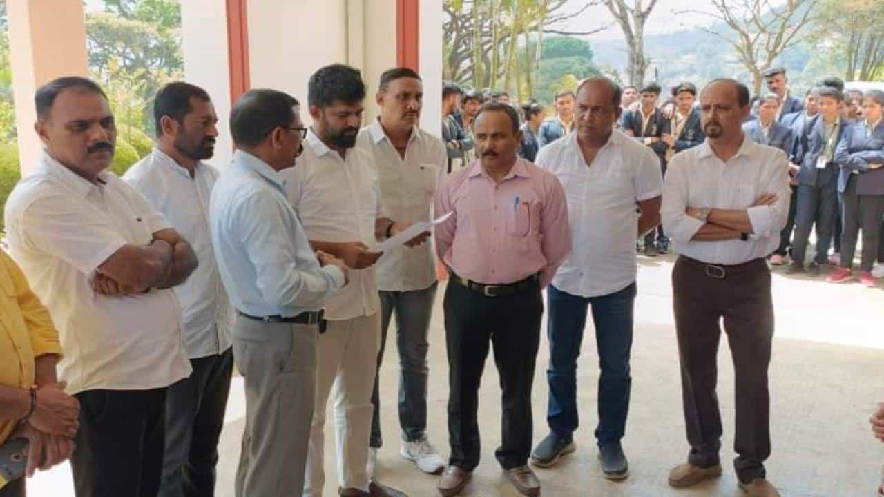 ಕೊಡಗು: ಫೀಲ್ಡ್ ಮಾರ್ಷಲ್ ಕಾರ್ಯಪ್ಪ ಕಾಲೇಜಿನ ಅತಿಥಿ ಉಪನ್ಯಾಸಕರ ಧರಣಿ: ಮಹತ್ವದ ಭರವಸೆ ನೀಡಿದ ಪ್ರತಾಪ್ ಸಿಂಹ ಕೊಡಗು: ಫೀಲ್ಡ್ ಮಾರ್ಷಲ್ ಕಾರ್ಯಪ್ಪ ಕಾಲೇಜಿನ ಅತಿಥಿ ಉಪನ್ಯಾಸಕರ ಧರಣಿ: ಮಹತ್ವದ ಭರವಸೆ ನೀಡಿದ ಪ್ರತಾಪ್ ಸಿಂಹ