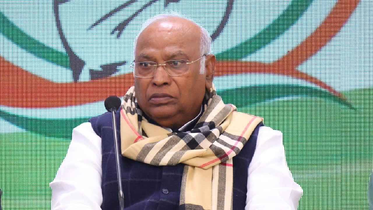 ಕೋಲಾರದಲ್ಲಿ ಕಾಂಗ್ರೆಸ್ ಶಾಸಕರ ರಾಜೀನಾಮೆ ನಿರ್ಧಾರಕ್ಕೆ ಖರ್ಗೆ 'ಮಲತಾಯಿ ಧೋರಣೆ' ಕಾರಣವಾಯ್ತಾ? ಕೋಲಾರದಲ್ಲಿ ಕಾಂಗ್ರೆಸ್ ಶಾಸಕರ ರಾಜೀನಾಮೆ ನಿರ್ಧಾರಕ್ಕೆ ಖರ್ಗೆ 'ಮಲತಾಯಿ ಧೋರಣೆ' ಕಾರಣವಾಯ್ತಾ?