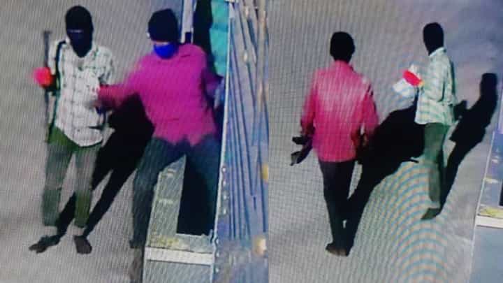 ಕೋಲಾರ: ಕಳ್ಳ ಬೆಕ್ಕುಗಳಂತೆ ಮನೆಯ ಒಳ ನುಸುಳಿ ಖದೀಮರ ಕಳ್ಳಾಟ; ದೃಶ್ಯ ಸಿಸಿಕ್ಯಾಮೆರಾದಲ್ಲಿ ಸೆರೆ ಕೋಲಾರ: ಕಳ್ಳ ಬೆಕ್ಕುಗಳಂತೆ ಮನೆಯ ಒಳ ನುಸುಳಿ ಖದೀಮರ ಕಳ್ಳಾಟ; ದೃಶ್ಯ ಸಿಸಿಕ್ಯಾಮೆರಾದಲ್ಲಿ ಸೆರೆ
