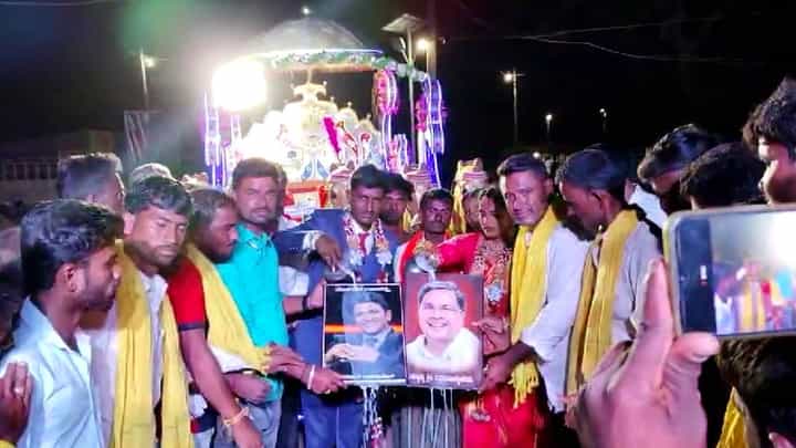 ನವದಂಪತಿಗಳಿಂದ ಸಿದ್ದರಾಮಯ್ಯ, ಪುನೀತ್ ರಾಜಕುಮಾರ ಭಾವಚಿತ್ರಕ್ಕೆ ಹಾಲಿನ ಅಭಿಷೇಕ ನವದಂಪತಿಗಳಿಂದ ಸಿದ್ದರಾಮಯ್ಯ, ಪುನೀತ್ ರಾಜಕುಮಾರ ಭಾವಚಿತ್ರಕ್ಕೆ ಹಾಲಿನ ಅಭಿಷೇಕ
