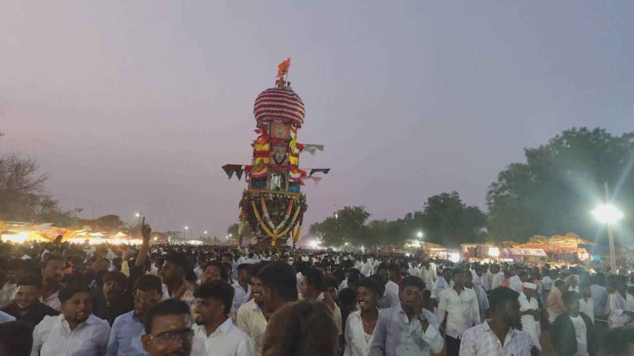 ಕೊಪ್ಪಳ; ಮುರಡಬಸವೇಶ್ವರ ಮಹಾ ರಥೋತ್ಸವದಲ್ಲಿ RCB ಪರ ಜೈಕಾರ ಹಾಕಿ ಕುಣಿದು ಕುಪ್ಪಳಿಸಿದ ಅಭಿಮಾನಿಗಳು