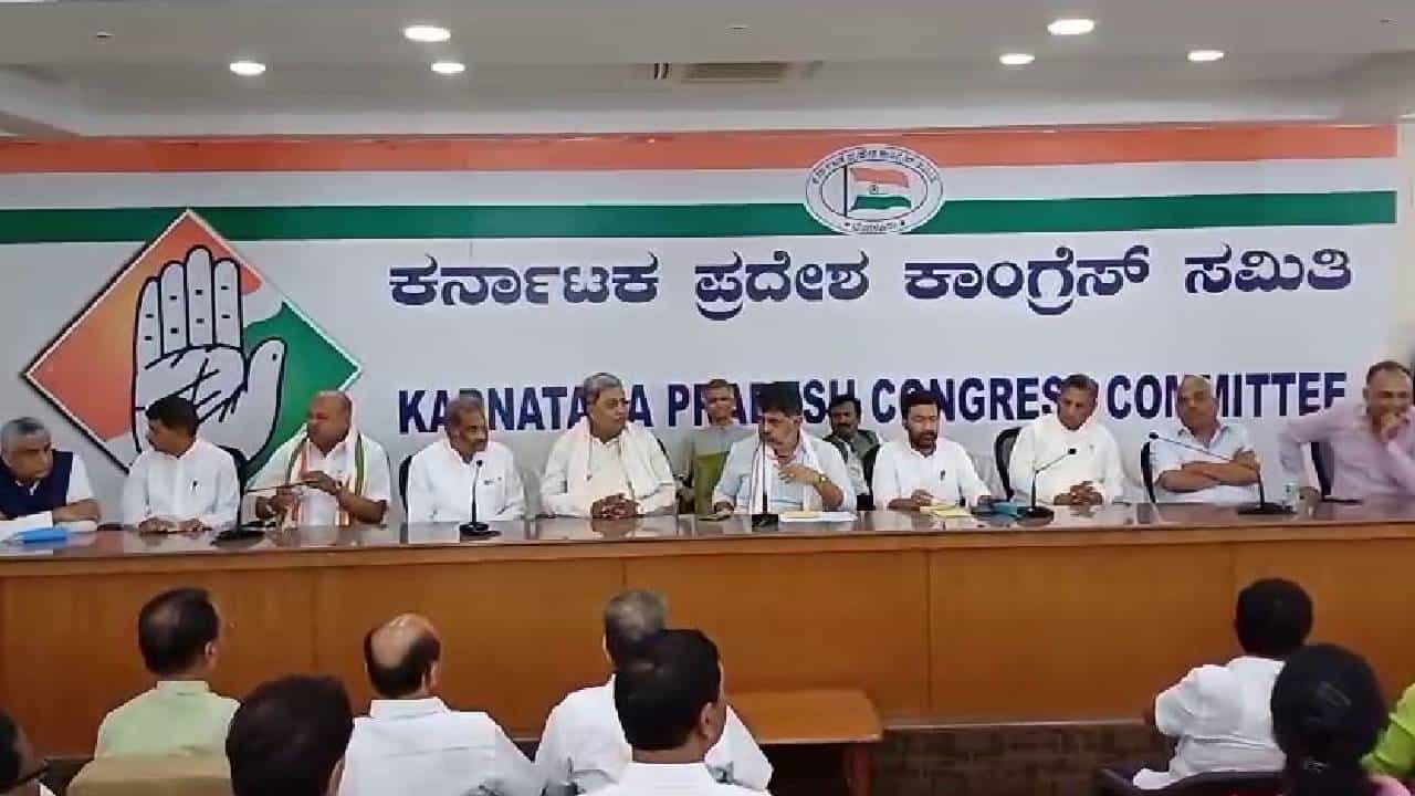 ಸಂಧಾನ ಸಭೆಯಲ್ಲಿ ಸಿಎಂ, ಡಿಸಿಎಂ ಎದುರು ರಮೇಶ್ ಕುಮಾರ್, ಮುನಿಯಪ್ಪ ನಡುವೆ ಮಾತಿನ ಚಕಮಕಿ ಸಂಧಾನ ಸಭೆಯಲ್ಲಿ ಸಿಎಂ, ಡಿಸಿಎಂ ಎದುರು ರಮೇಶ್ ಕುಮಾರ್, ಮುನಿಯಪ್ಪ ನಡುವೆ ಮಾತಿನ ಚಕಮಕಿ
