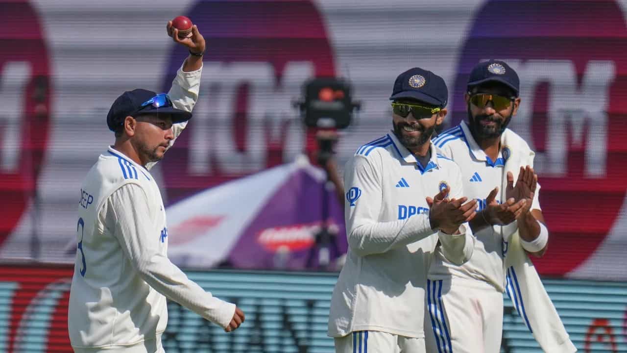 ಧರ್ಮಶಾಲಾದ ಹೆಚ್ಪಿಸಿಎ ಸ್ಟೇಡಿಯಂನಲ್ಲಿ ನಡೆಯುತ್ತಿರುವ ಇಂಗ್ಲೆಂಡ್ ವಿರುದ್ಧದ 5ನೇ ಟೆಸ್ಟ್ ಪಂದ್ಯದಲ್ಲಿ ಟೀಮ್ ಇಂಡಿಯಾ ಸ್ಪಿನ್ನರ್ ಕುಲ್ದೀಪ್ ಯಾದವ್ ಕಮಾಲ್ ಮಾಡಿದ್ದರು. ಈ ಪಂದ್ಯದ ಮೊದಲ ಇನಿಂಗ್ಸ್ನಲ್ಲಿ 15 ಓವರ್ ಬೌಲಿಂಗ್ ಮಾಡಿದ್ದ ಕುಲ್ದೀಪ್ 72 ರನ್ ನೀಡಿ 5 ವಿಕೆಟ್ ಕಬಳಿಸಿದ್ದರು.