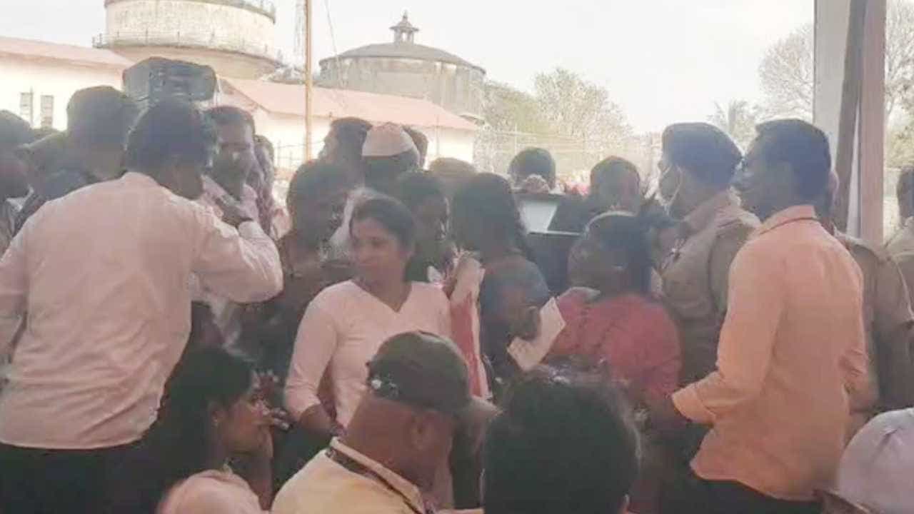 ನಮಗೆ ಗೃಹಲಕ್ಷ್ಮೀ ಹಣ ಬಂದಿಲ್ಲ, ಸಿಎಂಗೆ ಕೇಳಲು ಬಂದಿದ್ದೇವೆ: ಗ್ಯಾರಂಟಿ ಸಮಾವೇಶದಲ್ಲಿ ಮಹಿಳೆಯರ ಸಿಟ್ಟು ನಮಗೆ ಗೃಹಲಕ್ಷ್ಮೀ ಹಣ ಬಂದಿಲ್ಲ, ಸಿಎಂಗೆ ಕೇಳಲು ಬಂದಿದ್ದೇವೆ: ಗ್ಯಾರಂಟಿ ಸಮಾವೇಶದಲ್ಲಿ ಮಹಿಳೆಯರ ಸಿಟ್ಟು