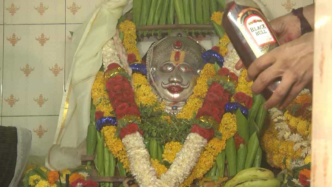 ಬಾಗಲಕೋಟೆ: ಲಿಂಗಾಪುರದ ಕನಕರಾಯ ದೇವರಿಗೆ ಸಾರಾಯಿ ನೈವೇದ್ಯ, ಭಕ್ತರಿಗೆ ಅದುವೇ ತೀರ್ಥ ಬಾಗಲಕೋಟೆ: ಲಿಂಗಾಪುರದ ಕನಕರಾಯ ದೇವರಿಗೆ ಸಾರಾಯಿ ನೈವೇದ್ಯ, ಭಕ್ತರಿಗೆ ಅದುವೇ ತೀರ್ಥ