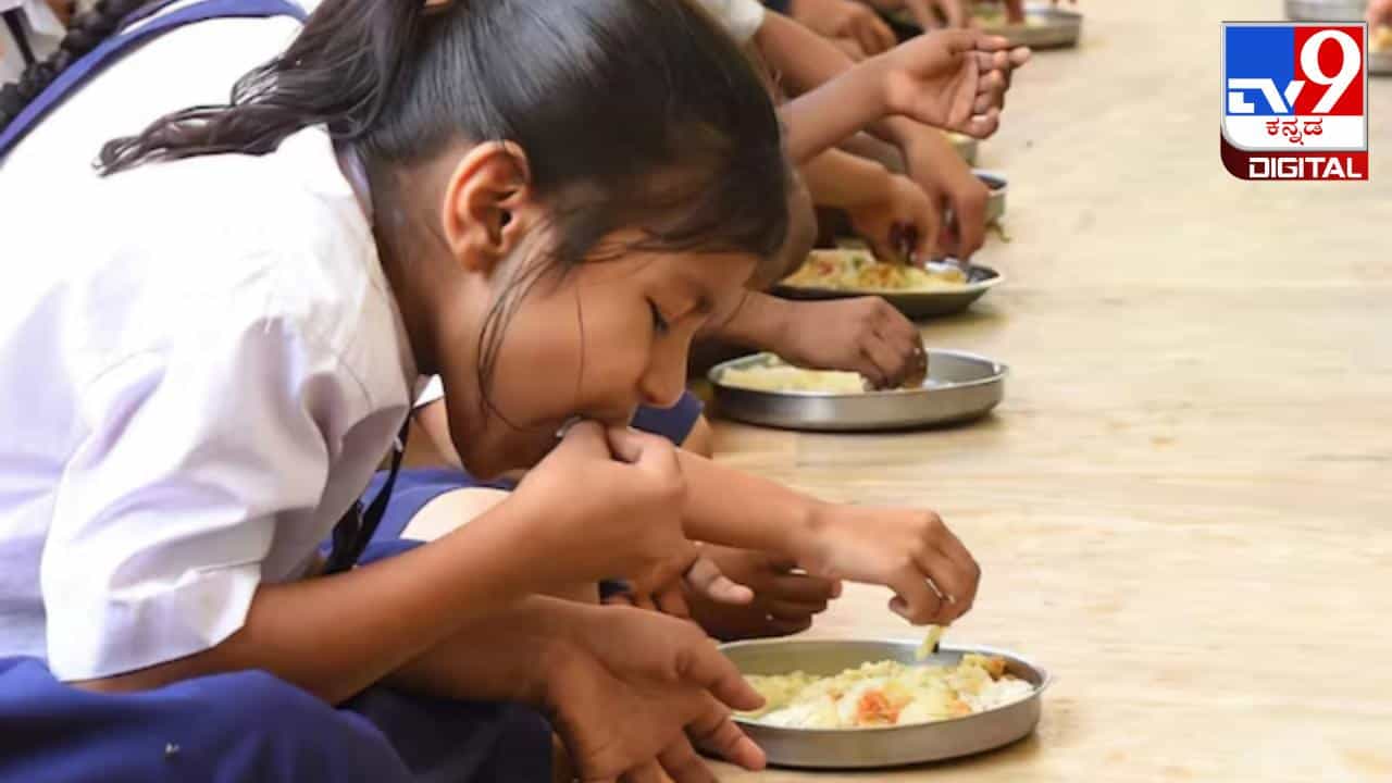 Viral News: ಶಾಲೆಯ ಊಟದ ಸಾಂಬಾರ್ನಲ್ಲಿ ಹಲ್ಲಿ ಪತ್ತೆ; 30 ವಿದ್ಯಾರ್ಥಿಗಳು ಆಸ್ಪತ್ರೆಗೆ ದಾಖಲು Viral News: ಶಾಲೆಯ ಊಟದ ಸಾಂಬಾರ್ನಲ್ಲಿ ಹಲ್ಲಿ ಪತ್ತೆ; 30 ವಿದ್ಯಾರ್ಥಿಗಳು ಆಸ್ಪತ್ರೆಗೆ ದಾಖಲು