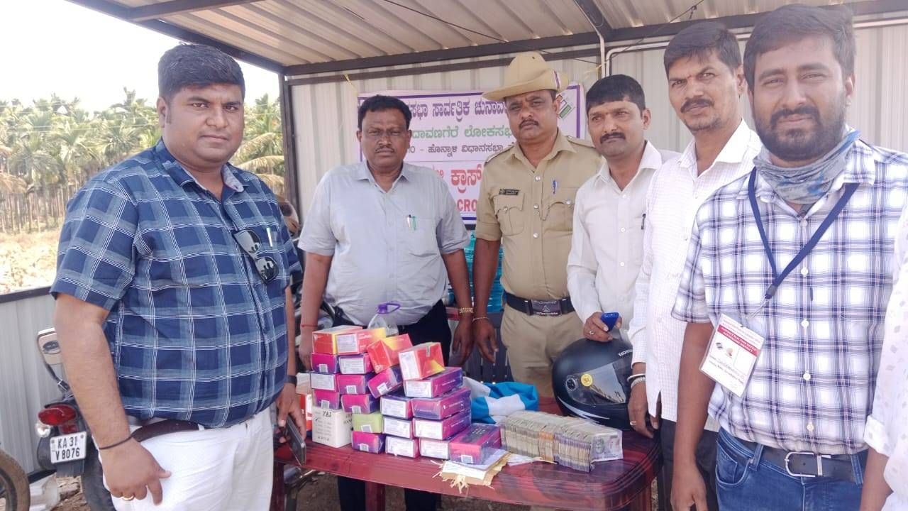 ರಾಜ್ಯದ ಹಲವೆಡೆ ಅಕ್ರಮವಾಗಿ ಸಾಗಿಸ್ತಿದ್ದ ನಗದು, ಚಿನ್ನಾಭರಣ ಜಪ್ತಿ; ಎಲ್ಲೆಲ್ಲಿ? ರಾಜ್ಯದ ಹಲವೆಡೆ ಅಕ್ರಮವಾಗಿ ಸಾಗಿಸ್ತಿದ್ದ ನಗದು, ಚಿನ್ನಾಭರಣ ಜಪ್ತಿ; ಎಲ್ಲೆಲ್ಲಿ?