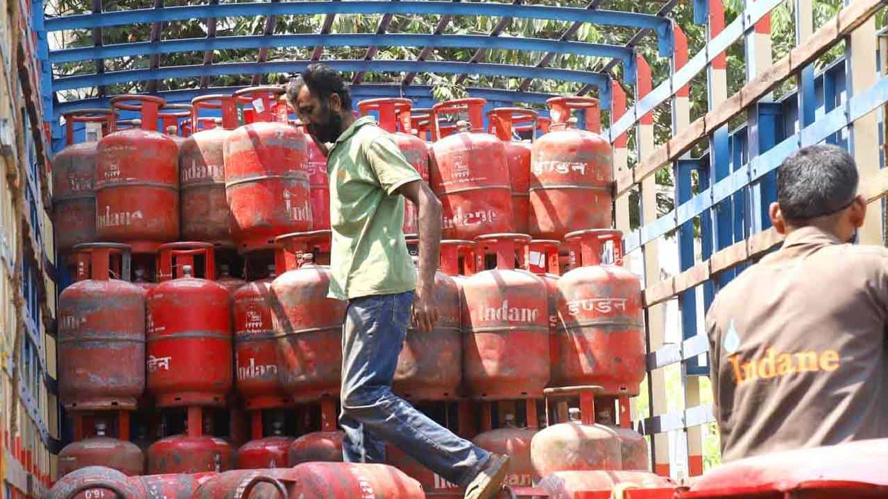 LPG Cylinder Price: ಎಲ್ಪಿಜಿ ಸಿಲಿಂಡರ್ ಬೆಲೆ ಇಳಿಕೆ: ಮಹಿಳಾ ದಿನಾಚರಣೆ ದಿನ ಪ್ರಧಾನಿ ಮೋದಿ ಗಿಫ್ಟ್ LPG Cylinder Price: ಎಲ್ಪಿಜಿ ಸಿಲಿಂಡರ್ ಬೆಲೆ ಇಳಿಕೆ: ಮಹಿಳಾ ದಿನಾಚರಣೆ ದಿನ ಪ್ರಧಾನಿ ಮೋದಿ ಗಿಫ್ಟ್
