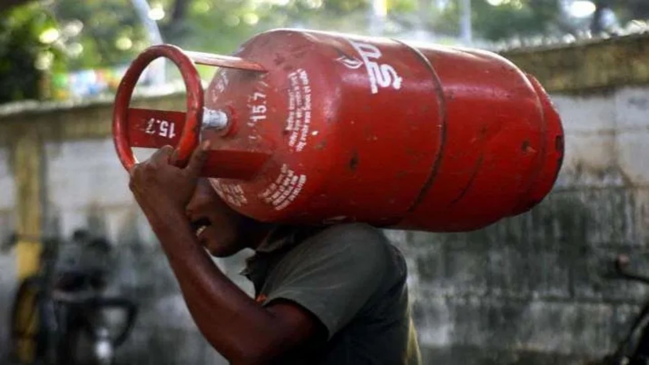LPG gas price: ಎಲ್ಪಿಜಿ ವಾಣಿಜ್ಯ ಬಳಕೆಯ ಸಿಲಿಂಡರ್ ಬೆಲೆ ಇನ್ನಷ್ಟು ದುಬಾರಿ
