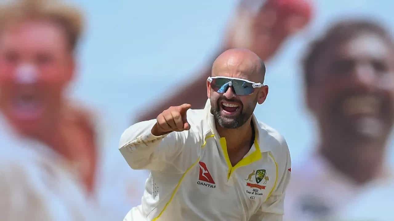 ಟೆಸ್ಟ್ ಕ್ರಿಕೆಟ್ ಇತಿಹಾಸದಲ್ಲಿ ಅತ್ಯಧಿಕ ವಿಕೆಟ್ ಕಬಳಿಸಿದ ವಿಶ್ವ ದಾಖಲೆ ಪಟ್ಟಿಯಲ್ಲಿ ಆಸ್ಟ್ರೇಲಿಯಾ ಸ್ಪಿನ್ನರ್ ನಾಥನ್ ಲಿಯಾನ್ (Nathan Lyon) 7ನೇ ಸ್ಥಾನಕ್ಕೇರಿದ್ದಾರೆ. ವೆಲ್ಲಿಂಗ್ಟನ್ನಲ್ಲಿ ನಡೆಯುತ್ತಿರುವ ನ್ಯೂಝಿಲೆಂಡ್ ವಿರುದ್ಧದ ಟೆಸ್ಟ್ ಪಂದ್ಯದಲ್ಲಿ 6* ವಿಕೆಟ್ ಕಬಳಿಸಿ ಈ ಸಾಧನೆ ಮಾಡಿದ್ದಾರೆ.