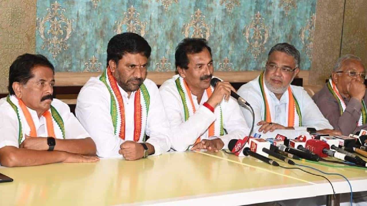 ಹುಟ್ಟುತ್ತಾ ಒಕ್ಕಲಿಗ, ಬೆಳೆಯುತ್ತಾ ವಿಶ್ವ ಮಾನವ; ಜಾತಿ ಪ್ರಮಾಣ ಪತ್ರ ಪ್ರದರ್ಶಿಸಿ ಬಿಜೆಪಿಗೆ ಟಾಂಟ್ ಕೊಟ್ಟ ಲಕ್ಷ್ಮಣ್ ಹುಟ್ಟುತ್ತಾ ಒಕ್ಕಲಿಗ, ಬೆಳೆಯುತ್ತಾ ವಿಶ್ವ ಮಾನವ; ಜಾತಿ ಪ್ರಮಾಣ ಪತ್ರ ಪ್ರದರ್ಶಿಸಿ ಬಿಜೆಪಿಗೆ ಟಾಂಟ್ ಕೊಟ್ಟ ಲಕ್ಷ್ಮಣ್