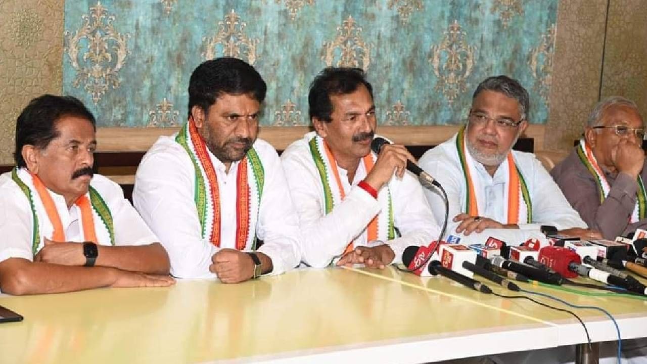 ಹುಟ್ಟುತ್ತಾ ಒಕ್ಕಲಿಗ, ಬೆಳೆಯುತ್ತಾ ವಿಶ್ವ ಮಾನವ; ಜಾತಿ ಪ್ರಮಾಣ ಪತ್ರ ಪ್ರದರ್ಶಿಸಿ ಬಿಜೆಪಿಗೆ ಟಾಂಟ್ ಕೊಟ್ಟ ಲಕ್ಷ್ಮಣ್ ಹುಟ್ಟುತ್ತಾ ಒಕ್ಕಲಿಗ, ಬೆಳೆಯುತ್ತಾ ವಿಶ್ವ ಮಾನವ; ಜಾತಿ ಪ್ರಮಾಣ ಪತ್ರ ಪ್ರದರ್ಶಿಸಿ ಬಿಜೆಪಿಗೆ ಟಾಂಟ್ ಕೊಟ್ಟ ಲಕ್ಷ್ಮಣ್