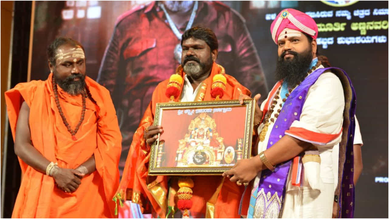 ‘ಕೋರ’ ಸಿನಿಮಾ ಹಾಡು ಬಿಡುಗಡೆ ಮಾಡಿದ ಮಹರ್ಷಿ ಆನಂದ ಗುರೂಜಿ; ಈ ಚಿತ್ರಕ್ಕೆ ಸುನಾಮಿ ಕಿಟ್ಟಿ ಹೀರೋ ‘ಕೋರ’ ಸಿನಿಮಾ ಹಾಡು ಬಿಡುಗಡೆ ಮಾಡಿದ ಮಹರ್ಷಿ ಆನಂದ ಗುರೂಜಿ; ಈ ಚಿತ್ರಕ್ಕೆ ಸುನಾಮಿ ಕಿಟ್ಟಿ ಹೀರೋ