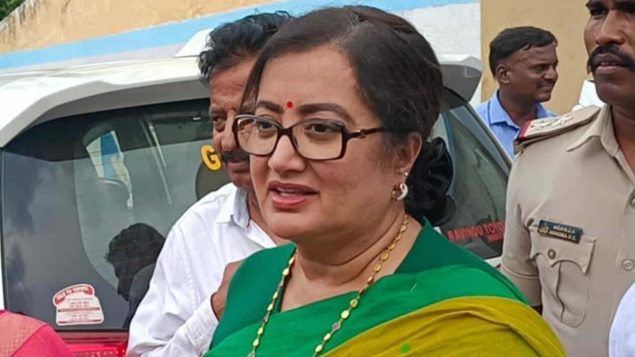 ರಂಗೇರಿದ ಮಂಡ್ಯ ಲೋಕಸಭಾ ಅಖಾಡ; ಟಿಕೆಟ್ ಘೋಷಣೆಗೂ ಮೊದಲೇ ಹಾಲಿ ಸಂಸದೆ ಸುಮಲತಾ ಫುಲ್ ಆಕ್ಟೀವ್ ರಂಗೇರಿದ ಮಂಡ್ಯ ಲೋಕಸಭಾ ಅಖಾಡ; ಟಿಕೆಟ್ ಘೋಷಣೆಗೂ ಮೊದಲೇ ಹಾಲಿ ಸಂಸದೆ ಸುಮಲತಾ ಫುಲ್ ಆಕ್ಟೀವ್