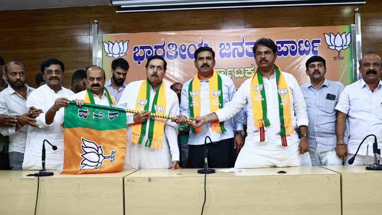 ರಾಜ್ಯಾಧ್ಯಕ್ಷ ಬಿವೈ ವಿಜಯೇಂದ್ರ ಸಮ್ಮುಖದಲ್ಲಿ ಬಿಜೆಪಿ ಸೇರ್ಪಡೆಯಾದ ಕಾಂಗ್ರೆಸ್ ಮುಖಂಡ ಮನೋಹರ್ ತಹಶೀಲ್ದಾರ್ ರಾಜ್ಯಾಧ್ಯಕ್ಷ ಬಿವೈ ವಿಜಯೇಂದ್ರ ಸಮ್ಮುಖದಲ್ಲಿ ಬಿಜೆಪಿ ಸೇರ್ಪಡೆಯಾದ ಕಾಂಗ್ರೆಸ್ ಮುಖಂಡ ಮನೋಹರ್ ತಹಶೀಲ್ದಾರ್