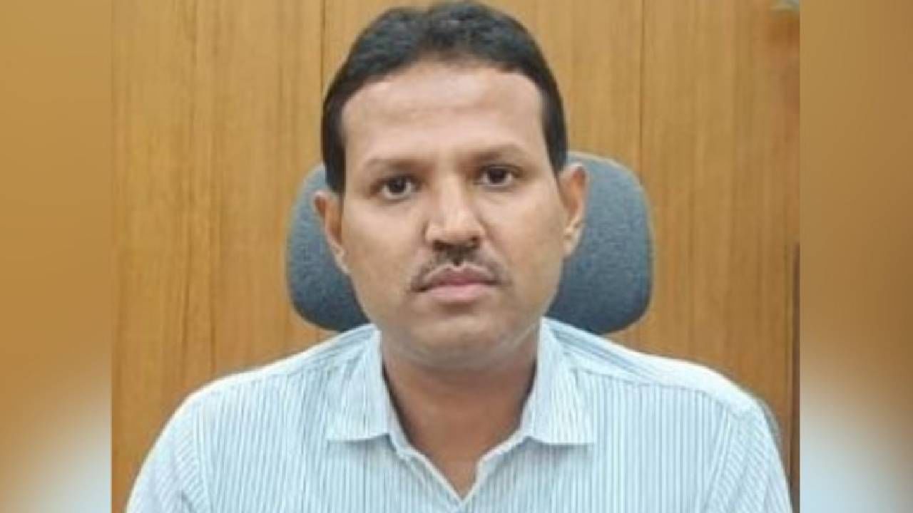 ಲಂಚ ಸ್ವೀಕರಿಸುತ್ತಿದ್ದ ವೇಳೆ ಲೋಕಾಯುಕ್ತ ಬಲೆಗೆ ಬಿದ್ದ ಮಂಗಳೂರು ಅಭಿವೃದ್ಧಿ ಪ್ರಾಧಿಕಾರದ ಕಮಿಷನರ್ ಲಂಚ ಸ್ವೀಕರಿಸುತ್ತಿದ್ದ ವೇಳೆ ಲೋಕಾಯುಕ್ತ ಬಲೆಗೆ ಬಿದ್ದ ಮಂಗಳೂರು ಅಭಿವೃದ್ಧಿ ಪ್ರಾಧಿಕಾರದ ಕಮಿಷನರ್