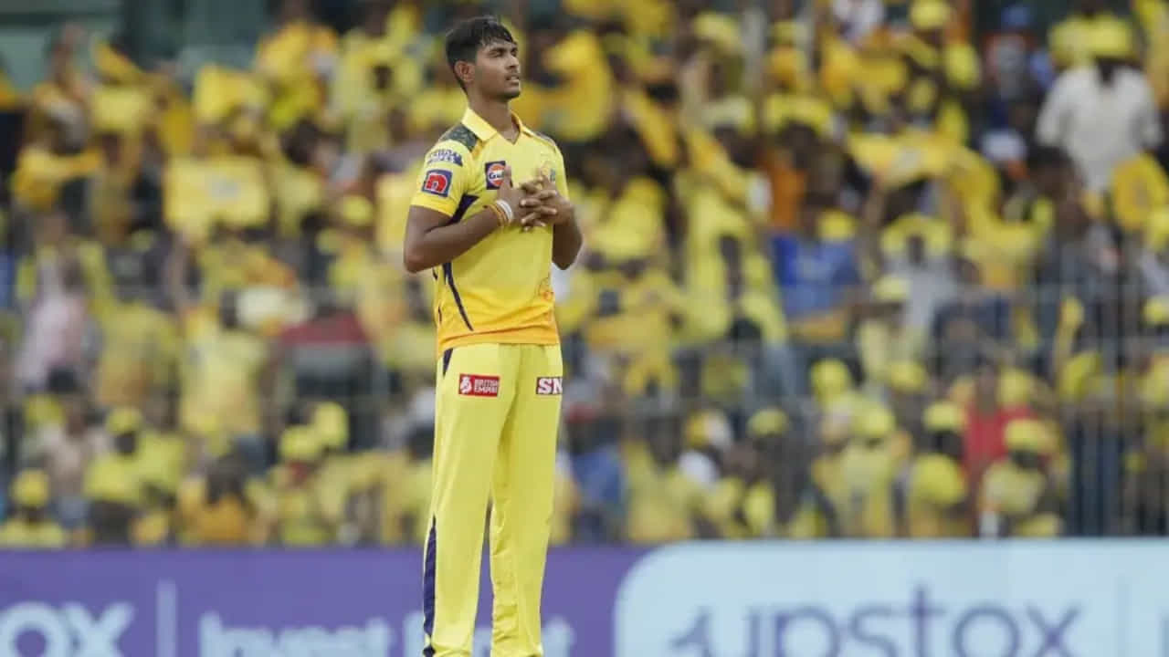 2024 ರ ಐಪಿಎಲ್ನ ಮೊದಲ ಪಂದ್ಯದಲ್ಲಿ ಚೆನ್ನೈ ಸೂಪರ್ ಕಿಂಗ್ಸ್, ರಾಯಲ್ ಚಾಲೆಂಜರ್ಸ್ ಬೆಂಗಳೂರು ತಂಡವನ್ನು ಎದುರಿಸಲಿದೆ. ಈ ಪಂದ್ಯಕ್ಕೂ ಮುನ್ನ ಸಿಎಸ್ಕೆ ತಂಡಕ್ಕೆ ಸಿಹಿ ಸುದ್ದಿಯೊಂದು ಸಿಕ್ಕಿದೆ. ಅದರಂತೆ ಕೆಲವು ದಿನಗಳ ಹಿಂದೆ ಗಾಯಗೊಂಡಿದ್ದ ತಂಡದ ಸ್ಟಾರ್ ವೇಗಿ ಮತಿಶ ಪತಿರಾನ ಫಿಟ್ ಎಂದು ವರದಿಯಾಗಿದೆ.