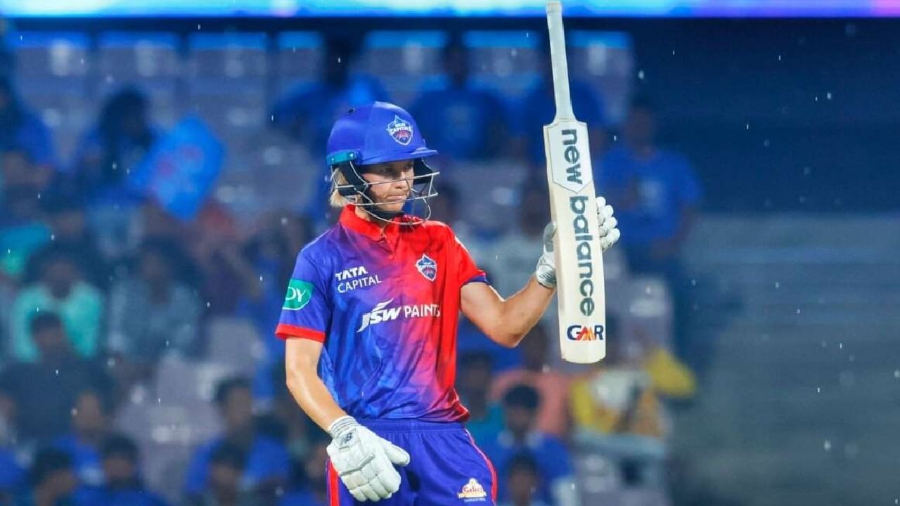 ಬೆಂಗಳೂರಿನ ಚಿನ್ನಸ್ವಾಮಿ ಸ್ಟೇಡಿಯಂನಲ್ಲಿ ನಡೆದ ವುಮೆನ್ಸ್ ಪ್ರೀಮಿಯರ್ ಲೀಗ್ನ 10ನೇ ಪಂದ್ಯದಲ್ಲಿ ಗುಜರಾತ್ ಜೈಂಟ್ಸ್ ವಿರುದ್ಧ ಡೆಲ್ಲಿ ಕ್ಯಾಪಿಟಲ್ಸ್ ತಂಡದ ನಾಯಕಿ ಮೆಗ್ ಲ್ಯಾನಿಂಗ್ (Meg Lanning) ಆಕರ್ಷಕ ಅರ್ಧಶತಕ ಬಾರಿಸಿ ಮಿಂಚಿದ್ದರು. ಈ ಪಂದ್ಯದಲ್ಲಿ ಆರಂಭಿಕರಾಗಿ ಕಣಕ್ಕಿಳಿದ ಲ್ಯಾನಿಂಗ್ 41 ಎಸೆತಗಳಲ್ಲಿ 1 ಸಿಕ್ಸ್ ಹಾಗೂ 6 ಫೋರ್ಗಳೊಂದಿಗೆ 55 ರನ್ ಬಾರಿಸಿದ್ದರು.