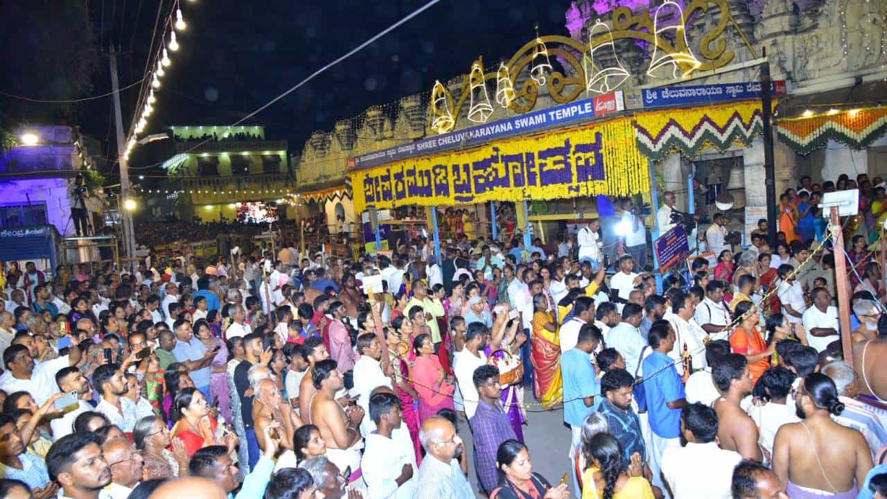 ಮಂಡ್ಯ ಜಿಲ್ಲೆಯ ಪಾಂಡವಪುರ ತಾಲೂಕಿನ ಮೇಲುಕೋಟೆಯ ಶ್ರೀ ಚೆಲುವನಾರಾಯಣಸ್ವಾಮಿ ದೇವಾಲಯದ ವೈರಮುಡಿ ಬ್ರಹ್ಮೋತ್ಸವ ಶ್ರದ್ಧಾ ಭಕ್ತಿಯಿಂದ ಅದ್ದೂರಿಯಾಗಿ ಜರುಗಿತು. ಜಿಲ್ಲೆ, ರಾಜ್ಯ ಹಾಗೂ ಹೊರ ರಾಜ್ಯದ ಭಕ್ತರು ಚೆಲುವ ನಾರಾಯಣಸ್ವಾಮಿಯ ವೈರಮುಡಿ ಉತ್ಸವವನ್ನು ಕಣ್ತುಂಬಿ ಕೊಂಡ್ರು.