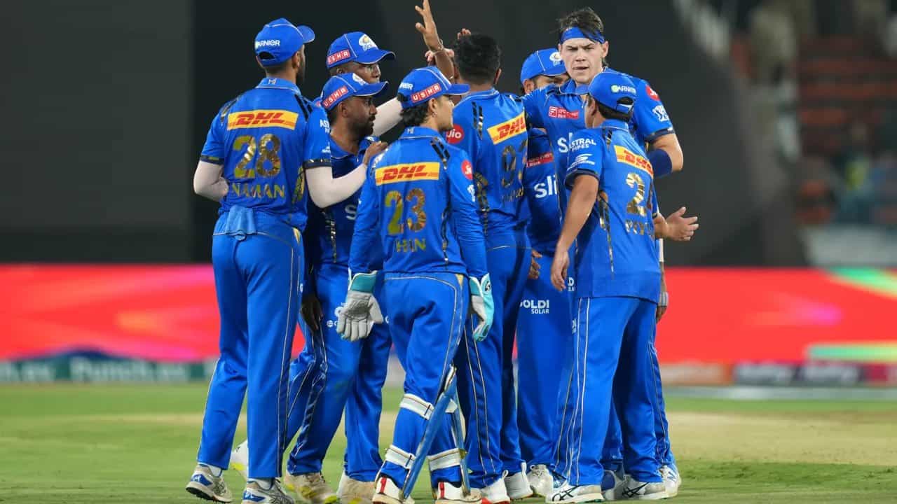 ಇಂಡಿಯನ್ ಪ್ರೀಮಿಯರ್ ಲೀಗ್ (IPL 2024) ಸೀಸನ್ 17 ರಲ್ಲಿ ಹೊಸ ನಾಯಕತ್ವದಲ್ಲಿ ಕಣಕ್ಕಿಳಿದಿರುವ ಮುಂಬೈ ಇಂಡಿಯನ್ಸ್ ತಂಡವು ಎರಡು ಬಣಗಳಾಗಿ ಮಾರ್ಪಟ್ಟಿದೆ. ತಂಡದ ಆಟಗಾರರು ಎರಡು ಗುಂಪುಗಳಾಗಿ ಗುರುತಿಸಿಕೊಳ್ಳುತ್ತಿದ್ದು, ಇಲ್ಲಿ ನಾಯಕ ಹಾರ್ದಿಕ್ ಪಾಂಡ್ಯ ಪರ ಒಂದು ಬಣವಿದ್ದರೆ, ಮತ್ತೊಂದಷ್ಟು ಆಟಗಾರರು ಮಾಜಿ ನಾಯಕ ರೋಹಿತ್ ಶರ್ಮಾ ಪರ ಇದ್ದಾರೆಂದು ವರದಿಯಾಗಿದೆ.