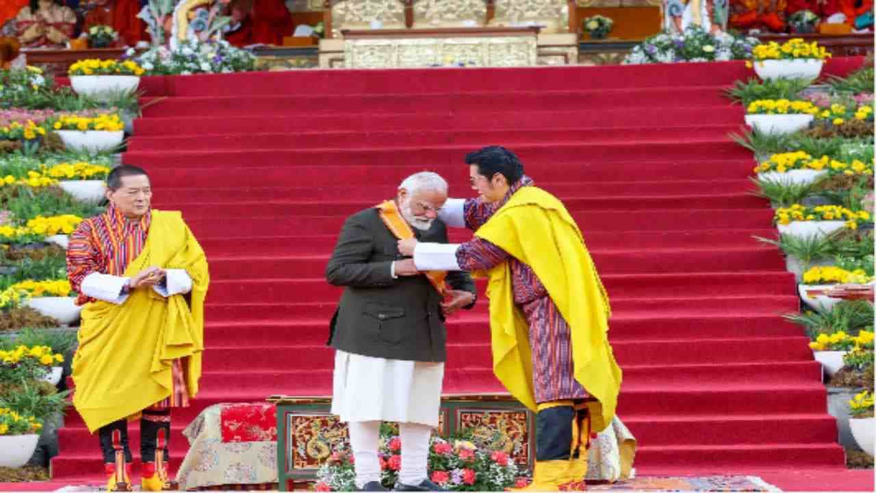 ಮೋದಿಗೆ ಭೂತಾನ್ ಅತ್ಯುನ್ನತ ನಾಗರಿಕ ಗೌರವ, ಭಾರತದ 140 ಕೋಟಿ ಜನರಿಗೆ ಅರ್ಪಿಸಿದ ನಮೋ ಮೋದಿಗೆ ಭೂತಾನ್ ಅತ್ಯುನ್ನತ ನಾಗರಿಕ ಗೌರವ, ಭಾರತದ 140 ಕೋಟಿ ಜನರಿಗೆ ಅರ್ಪಿಸಿದ ನಮೋ