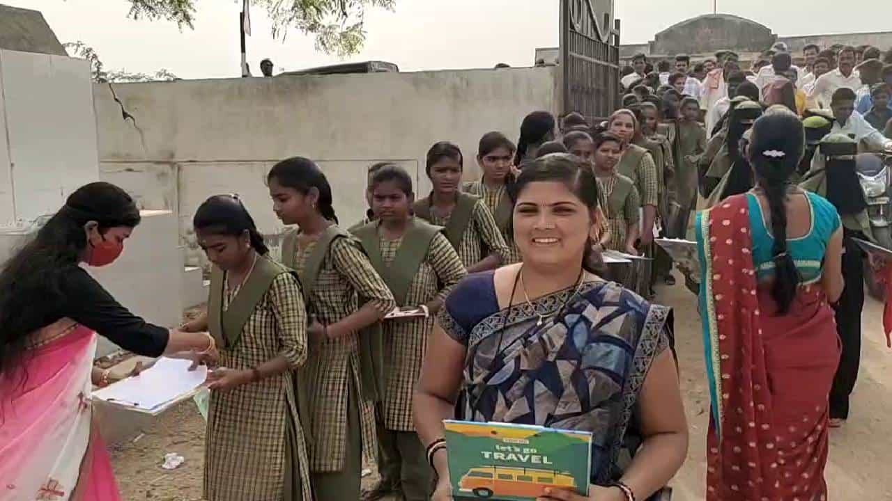 ಯಾದಗಿರಿ: ಒಂದೇ ಪರೀಕ್ಷಾ ಕೇಂದ್ರದಲ್ಲಿ ಮಗನೊಂದಿಗೆ ಎಸ್ಎಸ್ಎಲ್ಸಿ ಪರೀಕ್ಷೆ ಬರೆದ ತಾಯಿ ಯಾದಗಿರಿ: ಒಂದೇ ಪರೀಕ್ಷಾ ಕೇಂದ್ರದಲ್ಲಿ ಮಗನೊಂದಿಗೆ ಎಸ್ಎಸ್ಎಲ್ಸಿ ಪರೀಕ್ಷೆ ಬರೆದ ತಾಯಿ