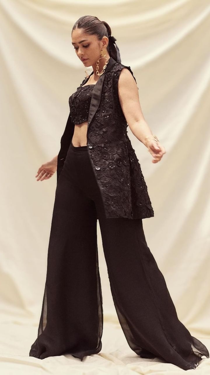 Mrunal Thakur (2)