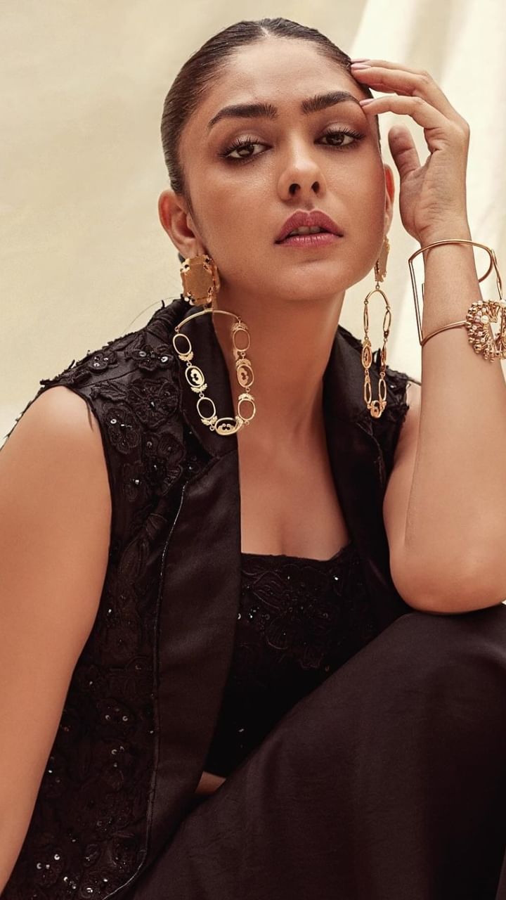 Mrunal Thakur (3)