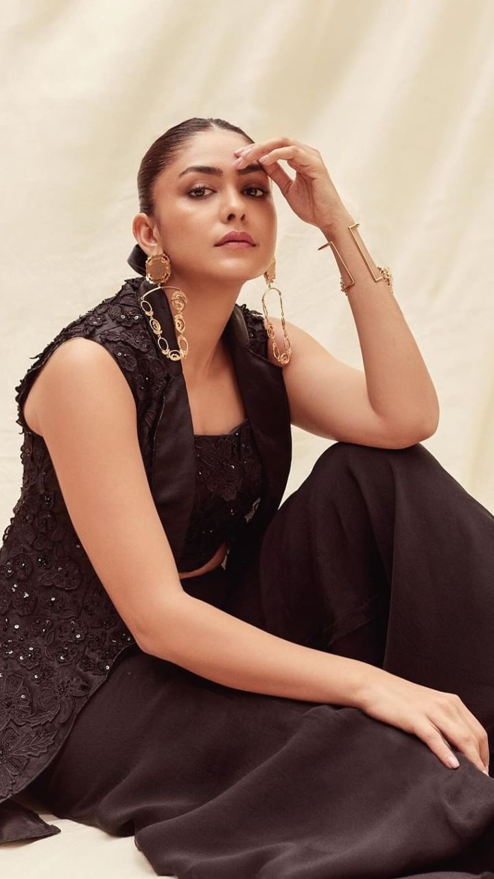 Mrunal Thakur (4)