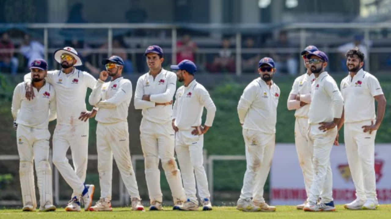 ಭಾರತದಲ್ಲಿ ನಡೆಯುತ್ತಿರುವ ರಣಜಿ ಟ್ರೋಫಿ ಸೀಸನ್ನಲ್ಲಿ ಸದ್ಯ ಸೆಮಿಫೈನಲ್ ಸುತ್ತು ನಡೆಯುತ್ತಿದೆ. ಈ ಸುತ್ತಿನಲ್ಲಿ ಮುಂಬೈ ಹಾಗೂ ತಮಿಳುನಾಡು ತಂಡಗಳು ಮುಖಾಮುಖಿಯಾಗಿದ್ದು, ಪಂದ್ಯದಲ್ಲಿ ಮುಂಬೈ ತಂಡ ಮೇಲುಗೈ ಸಾಧಿಸಿದೆ.