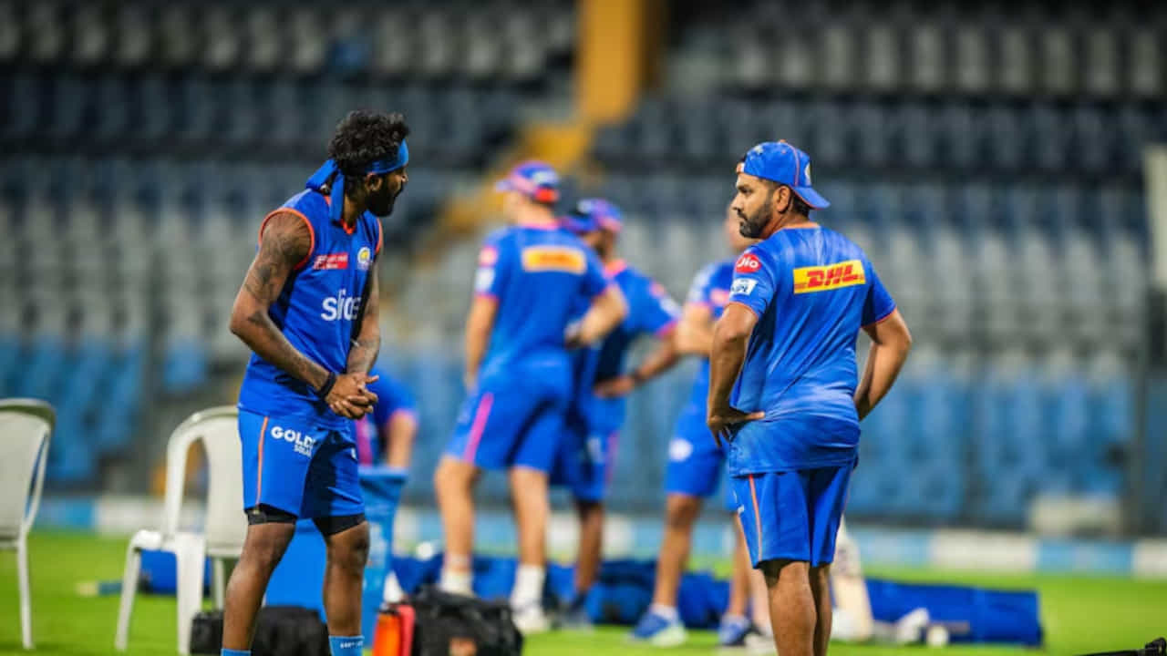 ಐದು ಬಾರಿಯ ಐಪಿಎಲ್ ಚಾಂಪಿಯನ್ ಮುಂಬೈ ಇಂಡಿಯನ್ಸ್ ತಂಡಕ್ಕೆ 17ನೇ ಆವೃತ್ತಿಯ ಐಪಿಎಲ್ ಅಂದುಕೊಂಡತೆ ಆರಂಭವಾಗಿಲ್ಲ. ತಂಡ ಆಡಿರುವ ಎರಡೂ ಪಂದ್ಯಗಳಲ್ಲಿ ಸೋಲನುಭವಿಸಿದೆ. ಅದರಲ್ಲೂ ನಿನ್ನೆ ನಡೆದ ಹೈದರಾಬಾದ್ ವಿರುದ್ಧದ ಪಂದ್ಯದಲ್ಲಿ ಮುಂಬೈ ತಂಡ ತೋರಿದ ಪ್ರದರ್ಶನ ಅಭಿಮಾನಿಗಳ ಕಂಗೆಣ್ಣಿಗೆ ಗುರಿಯಾಗಿತ್ತು.