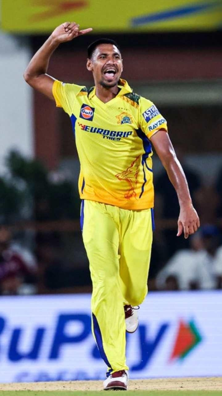 ಆರ್​ಸಿಬಿ ವಿರುದ್ಧ ಮುಸ್ತಾಫಿಜುರ್ ರೆಹಮಾನ್ 4 ವಿಕೆಟ್ ಪಡೆದರು. 4 ಓವರ್‌ ಬೌಲಿಂಗ್ ಕೇವಲ 29 ರನ್‌ಗಳನ್ನು ನೀಡಿದರು.