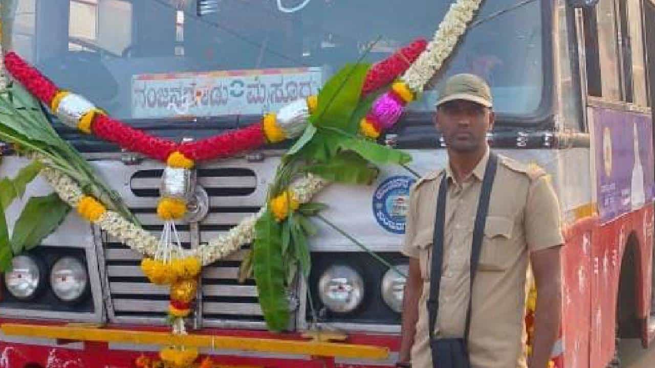 ಮೈಸೂರು: ಚಲಿಸುತ್ತಿದ್ದ ಸಾರಿಗೆ ಬಸ್ನಿಂದ ಆಯತಪ್ಪಿ ಬಿದ್ದು ಕಂಡಕ್ಟರ್ ಸಾವು ಮೈಸೂರು: ಚಲಿಸುತ್ತಿದ್ದ ಸಾರಿಗೆ ಬಸ್ನಿಂದ ಆಯತಪ್ಪಿ ಬಿದ್ದು ಕಂಡಕ್ಟರ್ ಸಾವು