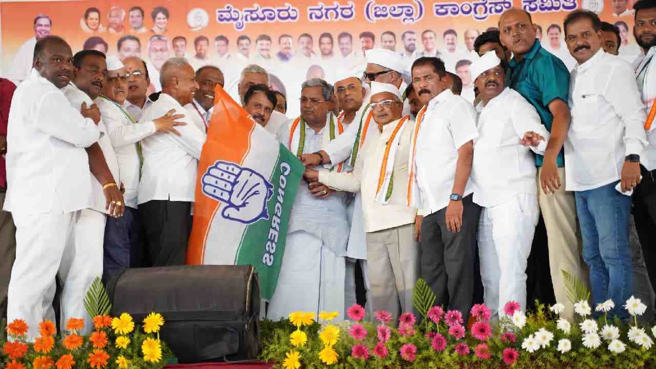 ಲೋಕಸಭಾ ಚುನಾವಣೆ ಸನಿಹದಲ್ಲಿ ಬಿಜೆಪಿ-ಜೆಡಿಎಸ್ಗೆ ಆಘಾತ: ಪ್ರಮುಖ ನಾಯಕರು ಕಾಂಗ್ರೆಸ್ ಸೇರ್ಪಡೆ ಲೋಕಸಭಾ ಚುನಾವಣೆ ಸನಿಹದಲ್ಲಿ ಬಿಜೆಪಿ-ಜೆಡಿಎಸ್ಗೆ ಆಘಾತ: ಪ್ರಮುಖ ನಾಯಕರು ಕಾಂಗ್ರೆಸ್ ಸೇರ್ಪಡೆ