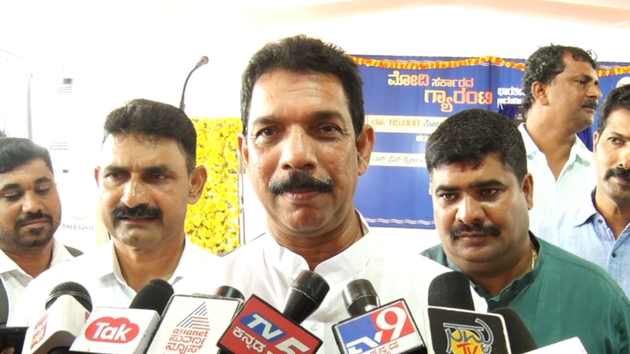 ಮಂಗಳೂರು: ಟಿಕೆಟ್ ಕೈತಪ್ಪುವ ಸುಳಿವು ದೊರೆತ ಕೂಡಲೇ ನಳಿನ್ ಕುಮಾರ್ ಕಟೀಲ್ ಅಚ್ಚರಿಯ ಹೇಳಿಕೆ! ಮಂಗಳೂರು: ಟಿಕೆಟ್ ಕೈತಪ್ಪುವ ಸುಳಿವು ದೊರೆತ ಕೂಡಲೇ ನಳಿನ್ ಕುಮಾರ್ ಕಟೀಲ್ ಅಚ್ಚರಿಯ ಹೇಳಿಕೆ!
